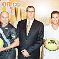 兩位球手於記者會手執雙打拍檔名字的網球。