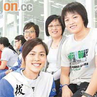 女拔萃經典泳手蔡曉慧（左一）及施幸余（右一），與泳隊負責老師許倫燕勤（右二）喜相逢。
