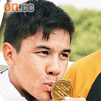 王史提芬親吻亞洲賽金牌。