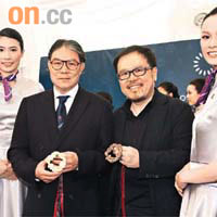 劉小康（右二）與霍震霆一同展示東亞運獎牌。
