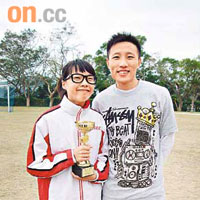 陳綺琪（左）在全港學界精英賽封后，與教練分享榮譽。