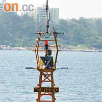 天文台特設海上浮標，為風帆賽事提供風向及水流等數據。