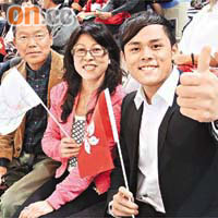 蔡曉慧的弟弟蔡振宇（右）、媽媽及爸爸，全家人一條心。
