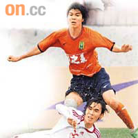 香港隊守衞謝敏榮（白衫）未能阻止廣東隊中場李健取得第一球。