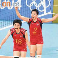 張萍（左）喺雅典奧運「一錘定音」，為中國女排奪金一剎，至今仍令人難忘。