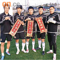 港隊五位國援白鶴（左起）、巢鵬飛、徐德帥、李海強及張春暉，齊向香港球迷拜年。