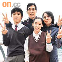 李健和一家四口，典型的幸福家庭。