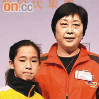 前中國女排名將陳亞琼頒獎予「和囡」。