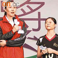 孫玥（左）向得獎運動員分享心得。