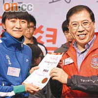 許文玲（左）以學生身份奪東亞運銅牌，得獎理所當然。