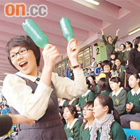 女同學用空水樽當打氣棒，環保又有型。