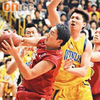 南華前鋒譚偉洋（左）快永倫蔡芳裕一步搶得籃板球。