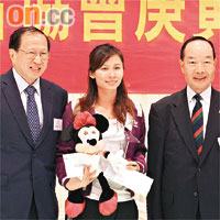 趙詠賢（中）接受「最佳女運動員」獎座。