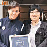 副校長文嘉燕（右）向晨曦大使李珊珊贈送紀念品致謝。