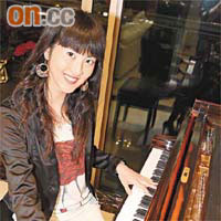 Janny靠鋼琴表演獲賞識入娛樂圈。