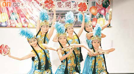 綿紡會中學舞蹈團表演新疆舞賀35周年校慶。