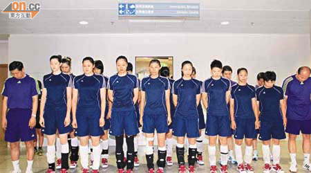 中國女排職球員昨天開操前默哀，悼念舟曲泥石流死難者。