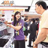 王茜（左）與父親兼主教練王寶泉選購電腦。
