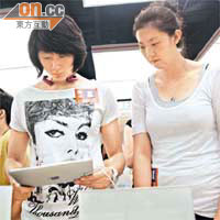 羅瑜（左）及薛明對潮物iPad特別有興趣。