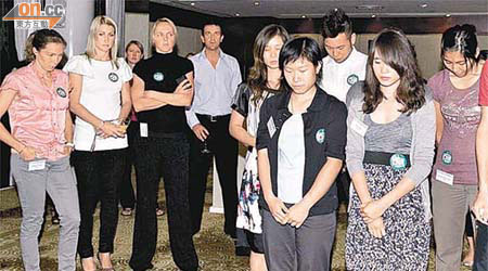 「2010香港壁球公開賽」昨舉行歡迎酒會，會前參賽球手為港人菲律賓不幸事件進行默哀。