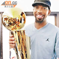咸美頓手持的NBA總冠軍獎盃，將在港展出。