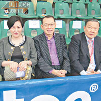 亞職籃創辦人程萬琦（右一）與賽事贊助商之一的楊受成（右二）結伴觀賞球賽。