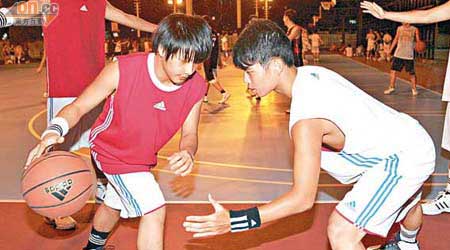 喇沙球員馬浩俊（左）及男拔的陳偉楊積極備戰。
