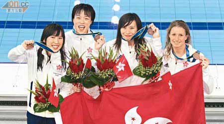 港隊四花劉彥恩（左起）、施幸余、馬希彤及韋漢娜，展示得來不易的銅牌。