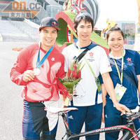 早前分奪金牌嘅兩個單車手陳振興（中）及李慧詩（右），同王史提芬整張「三金大合照」！