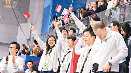 香港桌球隊隊員在傅家俊勝出後歡呼喝采。