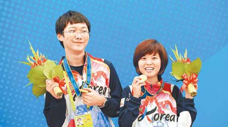 李瑟娥（右）同朴廷桓雙劍合璧力壓中國，取得南韓史上首面圍棋金牌。（新華社圖片）