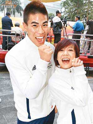 空手道選手李嘉維（左）與高球美少女何雁詩因曾參加《超級巨聲》，早已結識。