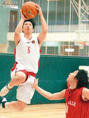 男拔萃隊長余耀明（左）指球隊勝在夠團結。