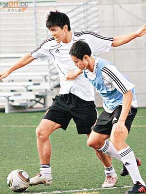 陳肇麒（左）投入香港隊操練，與隊友陳偉豪爭持激烈。