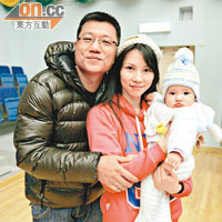 兩年前於精英賽決賽後當眾求婚成功的石天教練王濤，昨日得太太和7個月大的囡囡心喬到場幫手打氣。