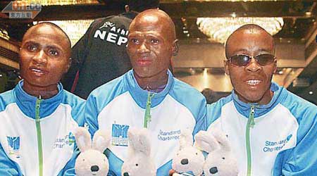 三位黑人跑手，左起莫比、卓卓及尹約基有信心爭取佳績。
