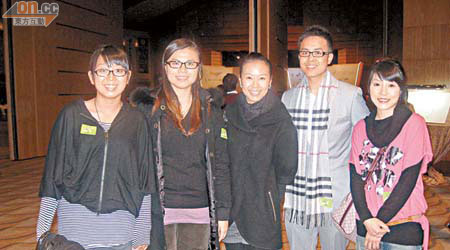 Marco同女友Shirley（中），齊齊祝賀奪得香港最佳運動組合嘅師妹吳安儀（左一）、葉蘊妍（右一）及蘇文欣。