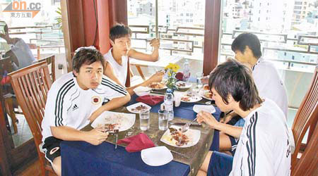 港奧隊抵達馬爾代夫後，立即在酒店用餐。