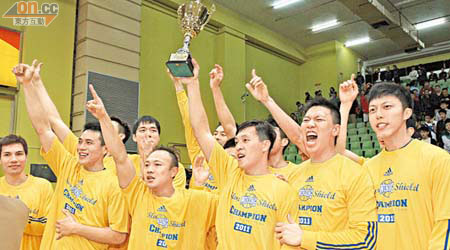 永倫贏波捧起象徵銀牌冠軍的獎盃，人人皆興奮。