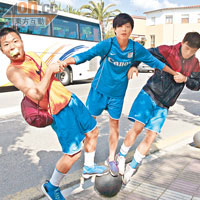 顏樂楓（左起）、李嘉進、夏志明三個男孩大唔透，喺Lloret街頭玩個痛快。