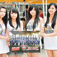 屯門四位TM Girls在現場大派海報同紀念品，答謝球迷支持。
