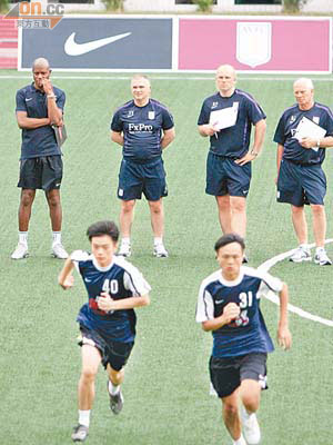 維拉名將泰萊（後排左一）及多位青年軍教練昨日聚精會神挑選合適球員，8月帶去英國受訓。
