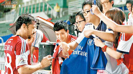 基士文最後一次為南華喺聯賽上陣，賽後為球迷簽名。