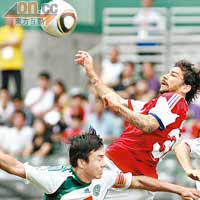 基士文（紅衫）最後一次代表南華上陣，協助球隊捧走足總盃。