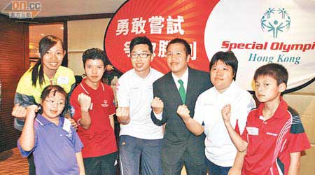全隊年紀最小嘅吳凱喬（紫衫），同其他港將對征戰特殊奧運夏季世界比賽充滿信心。