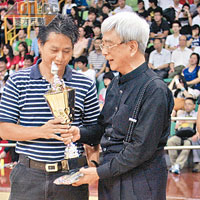 籃總會長李群華（右）頒發銀牌男子中級組冠軍獎盃予新青聯。