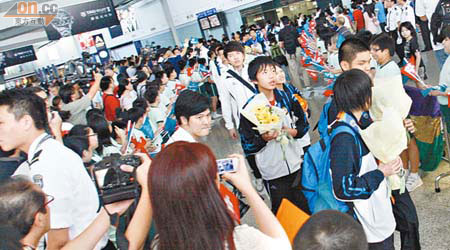 大批fans在機場迎接港隊成員。