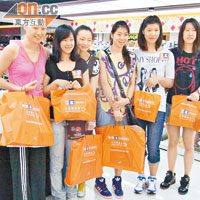 中國女排成員尋日「奉旨」Shopping，滿載而歸。