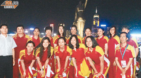 中國女排夜遊尖沙咀星光大道，隊員都好興奮。