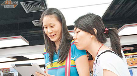 趙蕊蕊（左）與張萍齊玩潮物iPad。